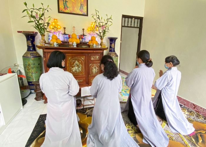 Tìm Hiểu: Có Nên Tụng Kinh Pháp Hoa Ở Nhà Không?