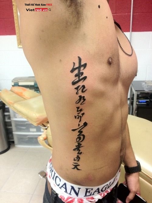 Hình xăm bên hông eo cho nam mạnh mẽ cuốn hút