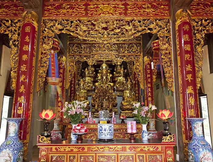 Bát hương nên được lau rửa sạch sẽ bằng rượu gừng trước khi đặt lên bàn thờ