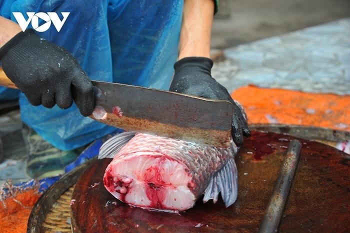 Sơ chế, nạo vảy giúp cá trắm đen ngon hơn
