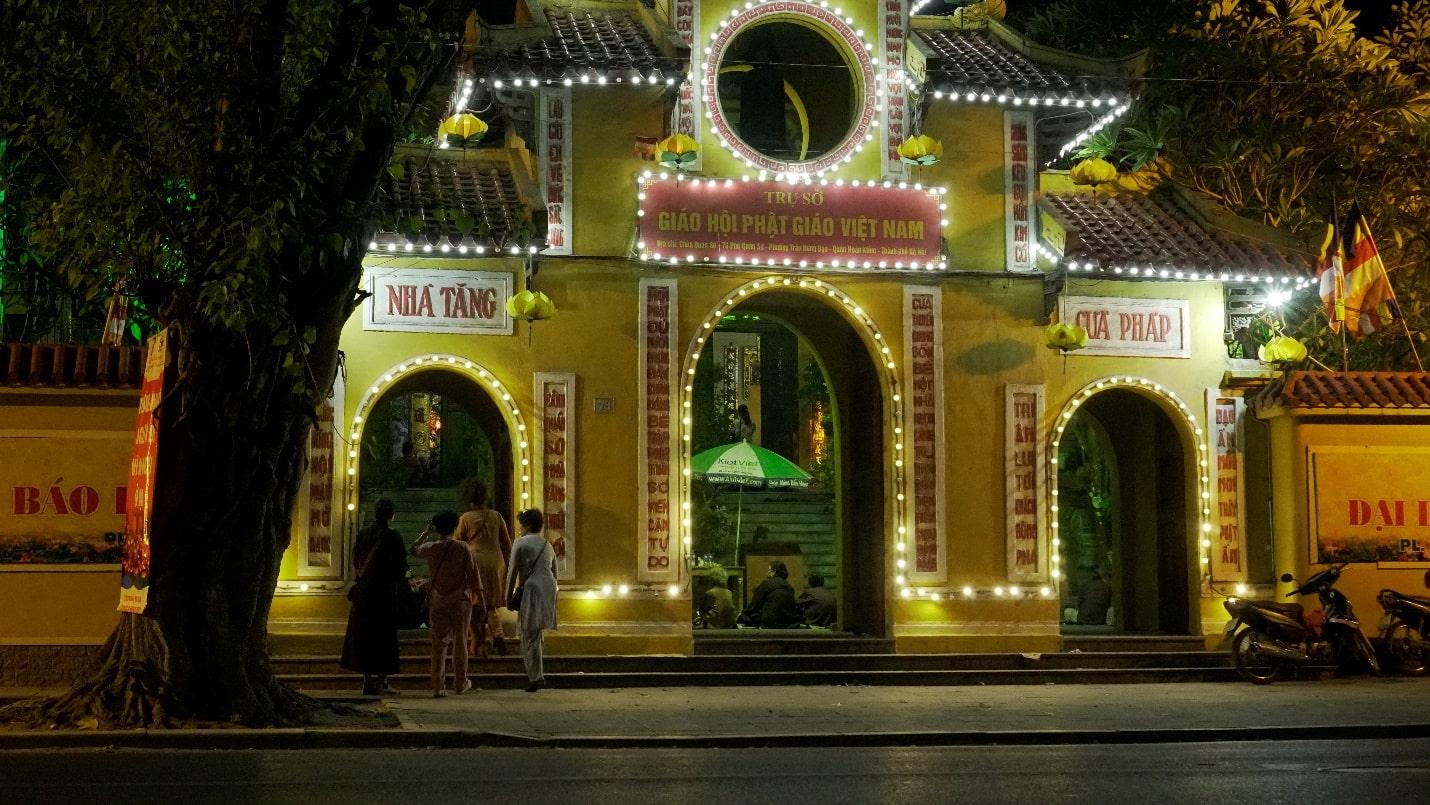 Chùa Quán Sứ về đêm