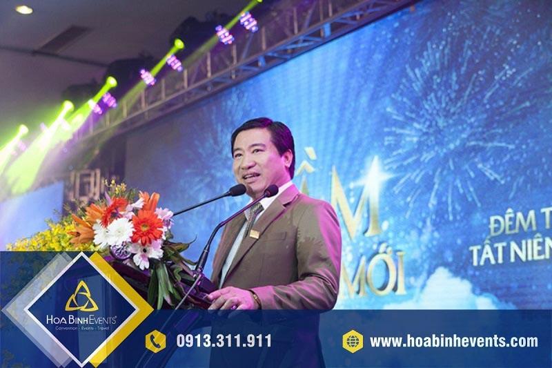 Đại diện doanh nghiệp tạo không khí trong tiệc tất niên