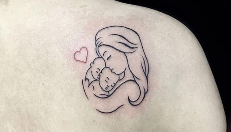 Xăm hình mẹ âu yếm bế con yêu trên tay
