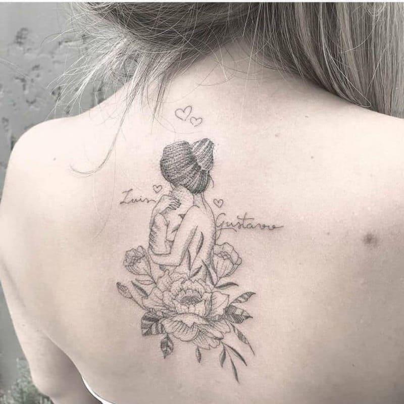 Hình xăm mẹ bồng con sau lưng thể hiện sự bảo vệ và che chở