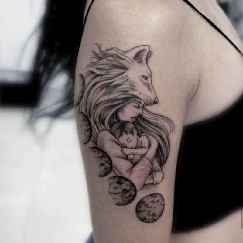 Hình xăm mẹ và con trai ngồi trên mặt trăng