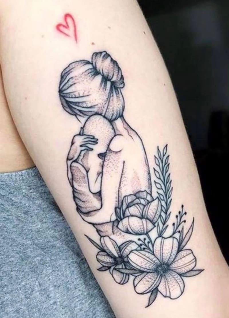 Xăm hình mẹ bồng con ở ngực âu yếm