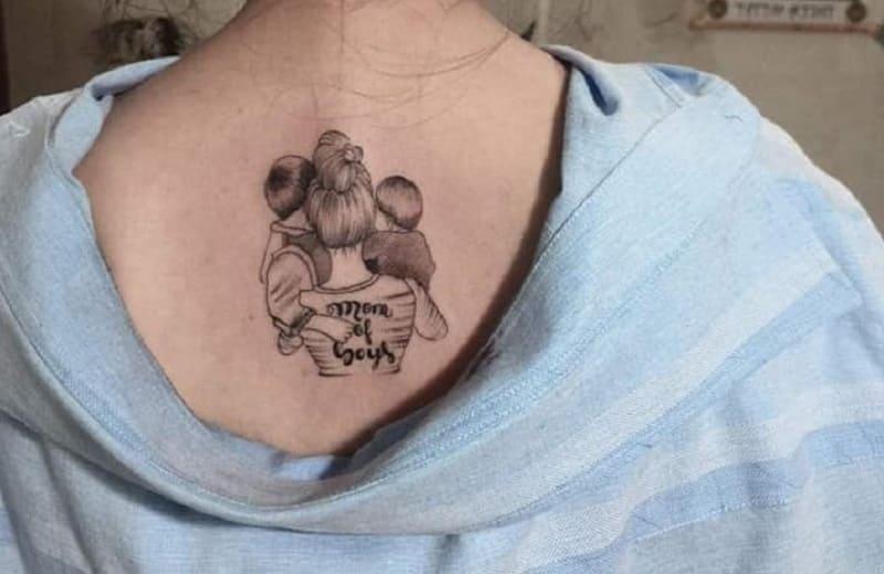 Hình xăm nhỏ mẹ bồng con yêu tình cảm