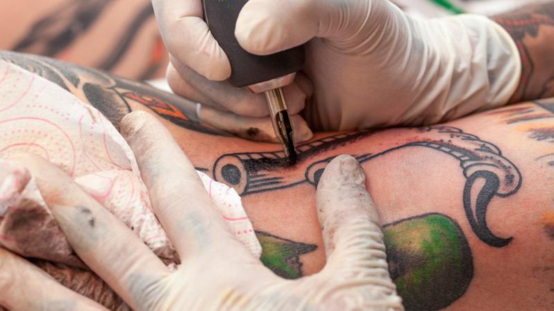 Vùng xăm bị bong tróc và thành vảy là dấu hiệu của hình xăm bị bể mực