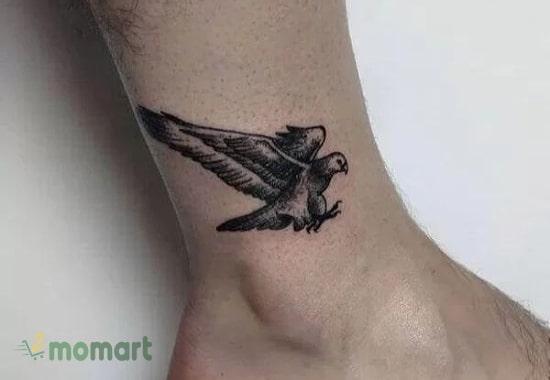 Hình xăm đại bàng mini ở cổ chân