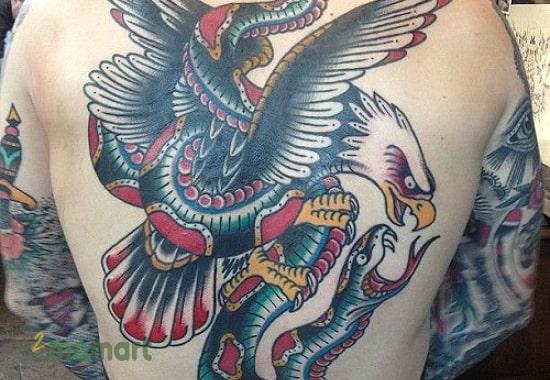 Hình xăm đại bàng cắp rắn