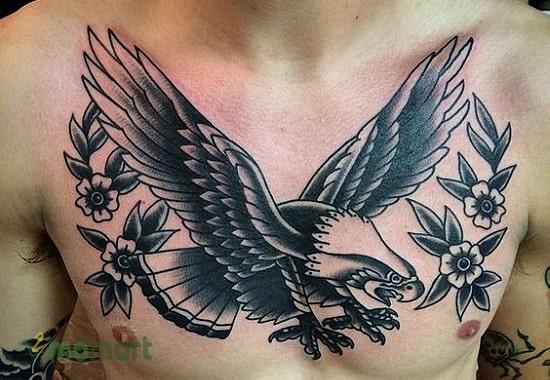 Hình xăm đại bàng tung cánh ở ngực