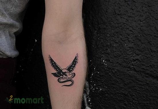 Tattoo mini đại bàng cắp rắn ở tay