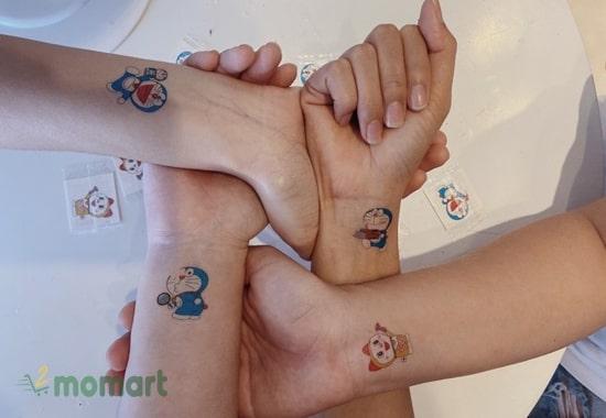 Mẫu họa bì mô phỏng tư thế sinh động của Doraemon dành cho couple