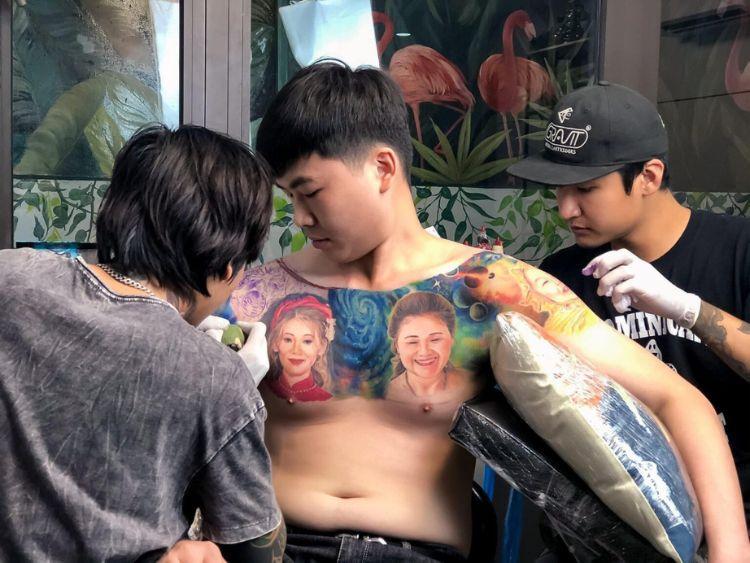 Hình xăm về cha mẹ ở vai