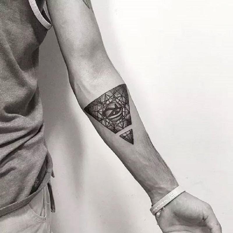 Kim tự tháp có mắt