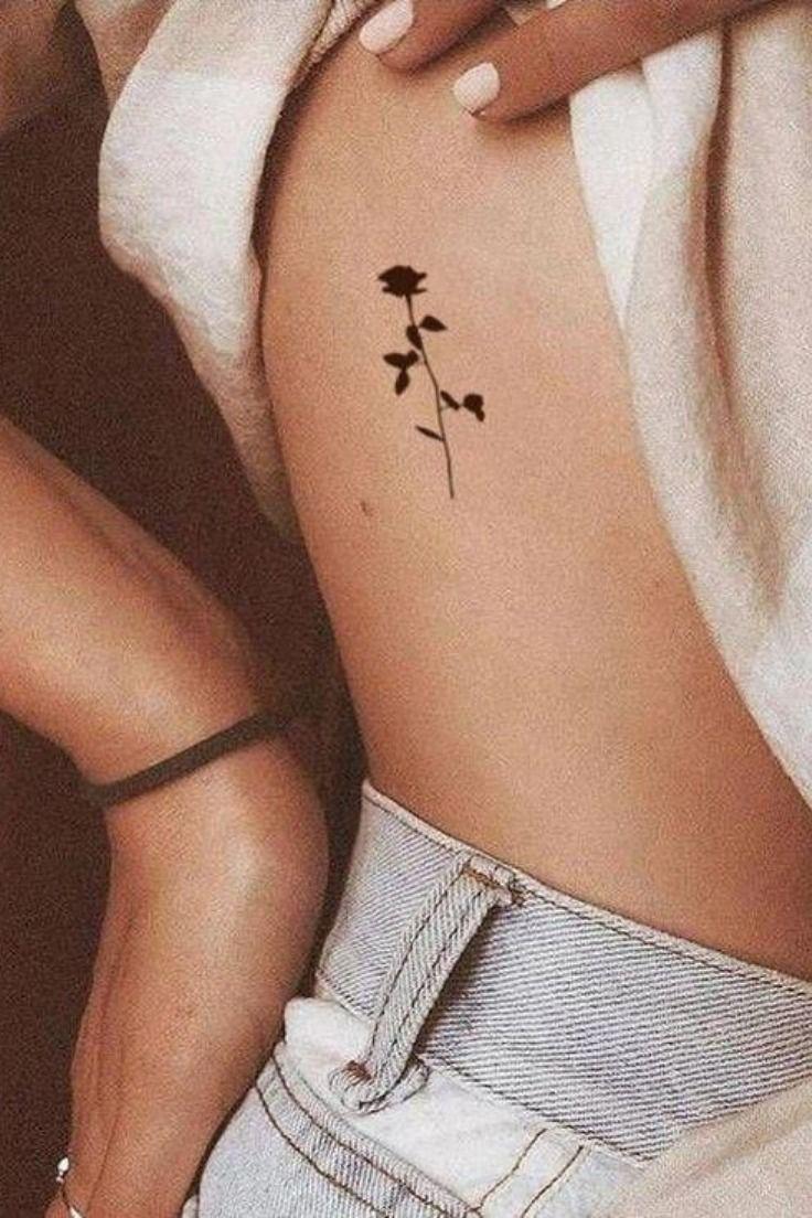Hình xăm chữ tại mạn sườn cho phụ nữ