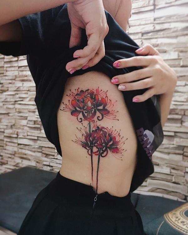 Hình xăm đơn giản tại mạn sườn cho phụ nữ