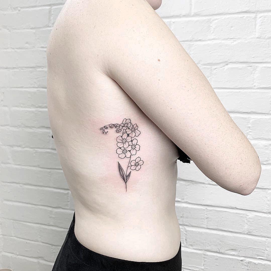 Hình xăm hoa nở tại vùng mạn sườn cho phái nữ vô cùng đẹp