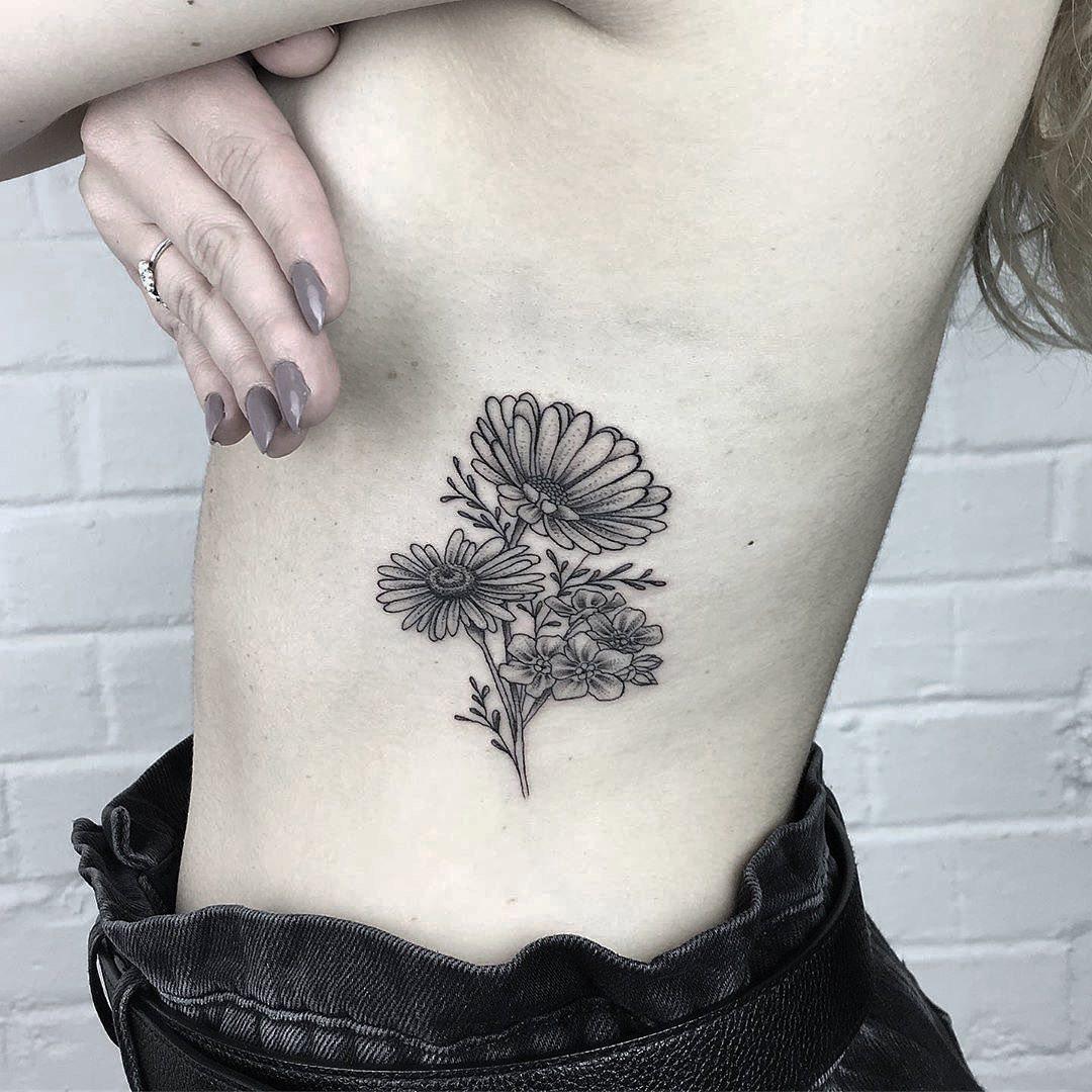 Hình xăm hoa nhỏ tại mạn sườn