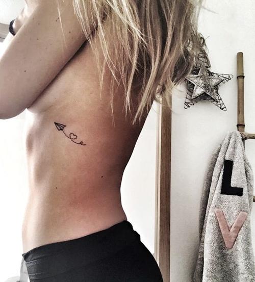 Hình xăm nhỏ cute đáng yêu tại mạn sườn là lựa chọn hoàn hảo cho phụ nữ