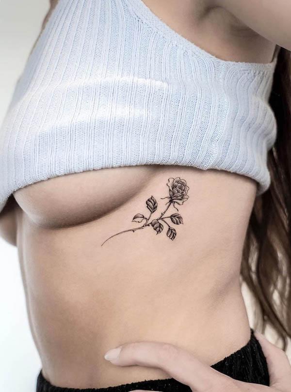 Mẫu hình xăm nhỏ cute tại mạn sườn là điểm nhấn dễ thương cho phái đẹp