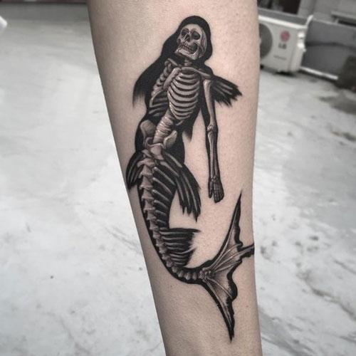hình xăm nàng tiên cá ở chân