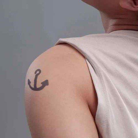Hình xăm mỏ neo trên vai