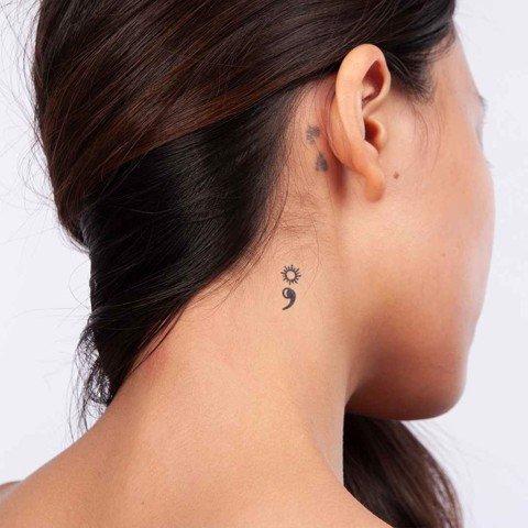 Hình xăm dấu chấm phẩy kết hợp với mặt trời