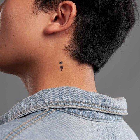 Hình xăm dấu chấm phẩy trên cổ