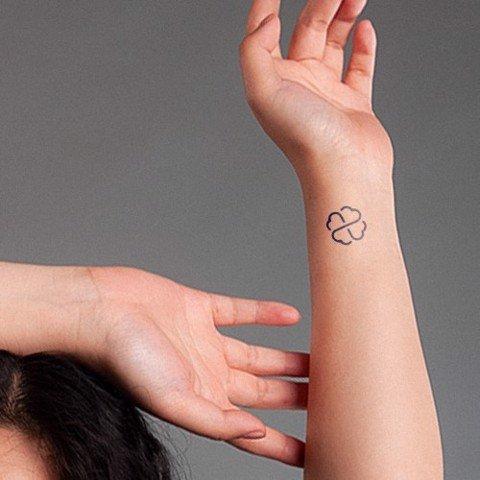 Hình xăm cỏ bốn lá đơn giản và bắt mắt