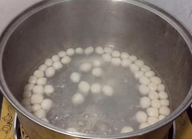 Đun trân châu và khuấy đều để tránh bị dính