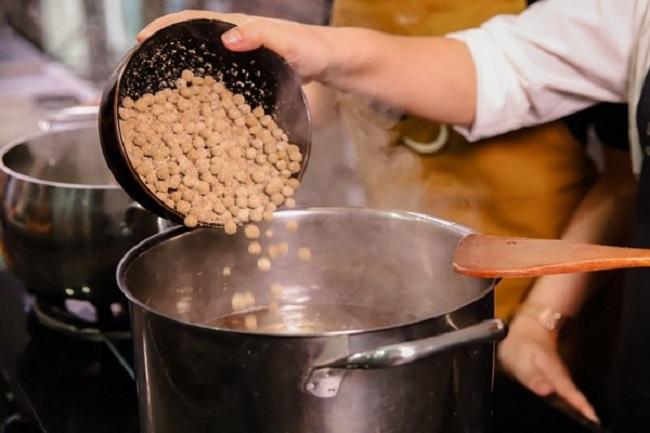 Ngâm trân châu với nước đá cho dẻo dai giòn ngon