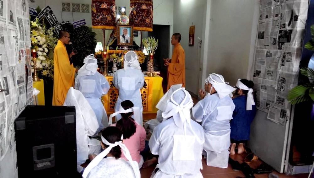 Mỗi người thân của người mất mặc áo trắng, trên đầu mang khăn tang màu trắng