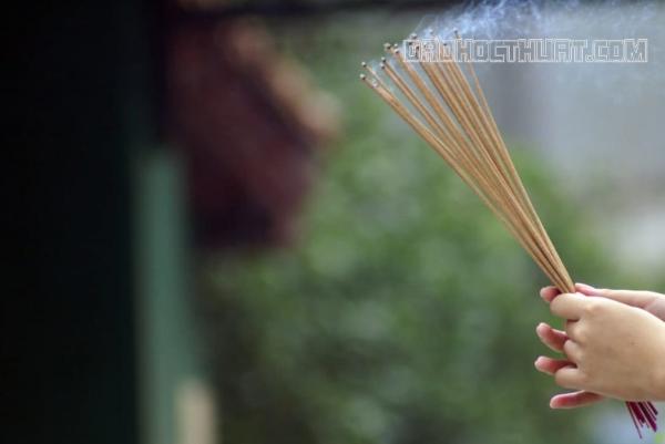 Khi đốt nhang cần lưu ý điều gì?