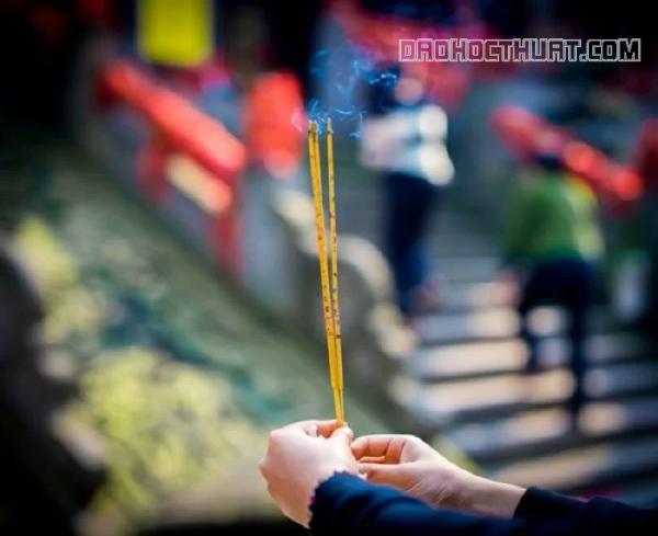 Đốt nhang 2 ngắn 1 dài là ý gì?