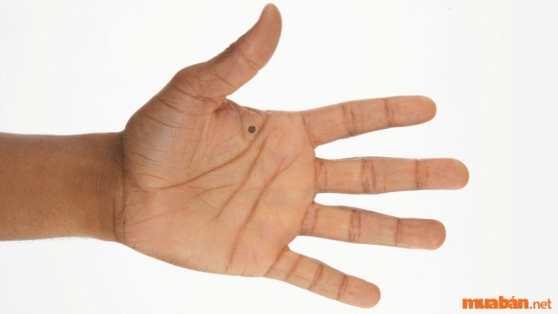 Đàn ông có nốt ruồi trong lòng tay trái có tính cách hướng ngoại, rất hòa đồng với mọi người