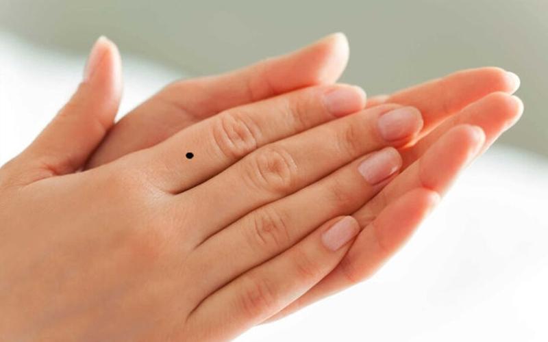 Ý nghĩa vị trí nốt ruồi ở ngón tay áp út chi tiết ở cả nam và nữ
