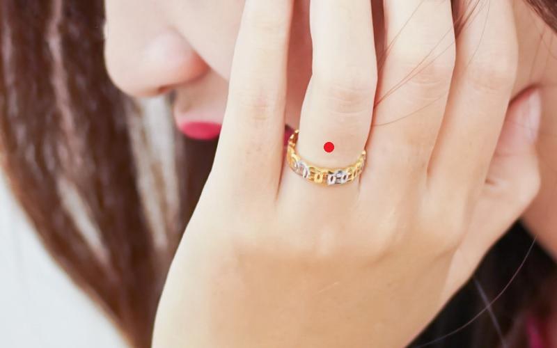 Nốt ruồi son trên ngón tay nhẫn mang lại sự đào hoa