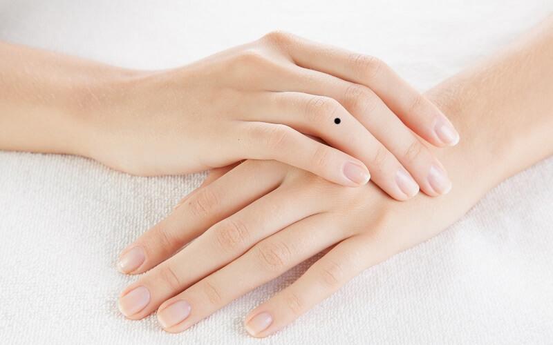 Nốt ruồi trên ngón nhẫn của nam giới mang ý nghĩa về tình cảm gia đình