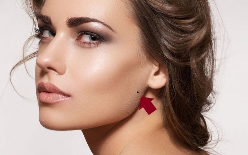 Nốt ruồi ở cuối xương quai hàm nữ