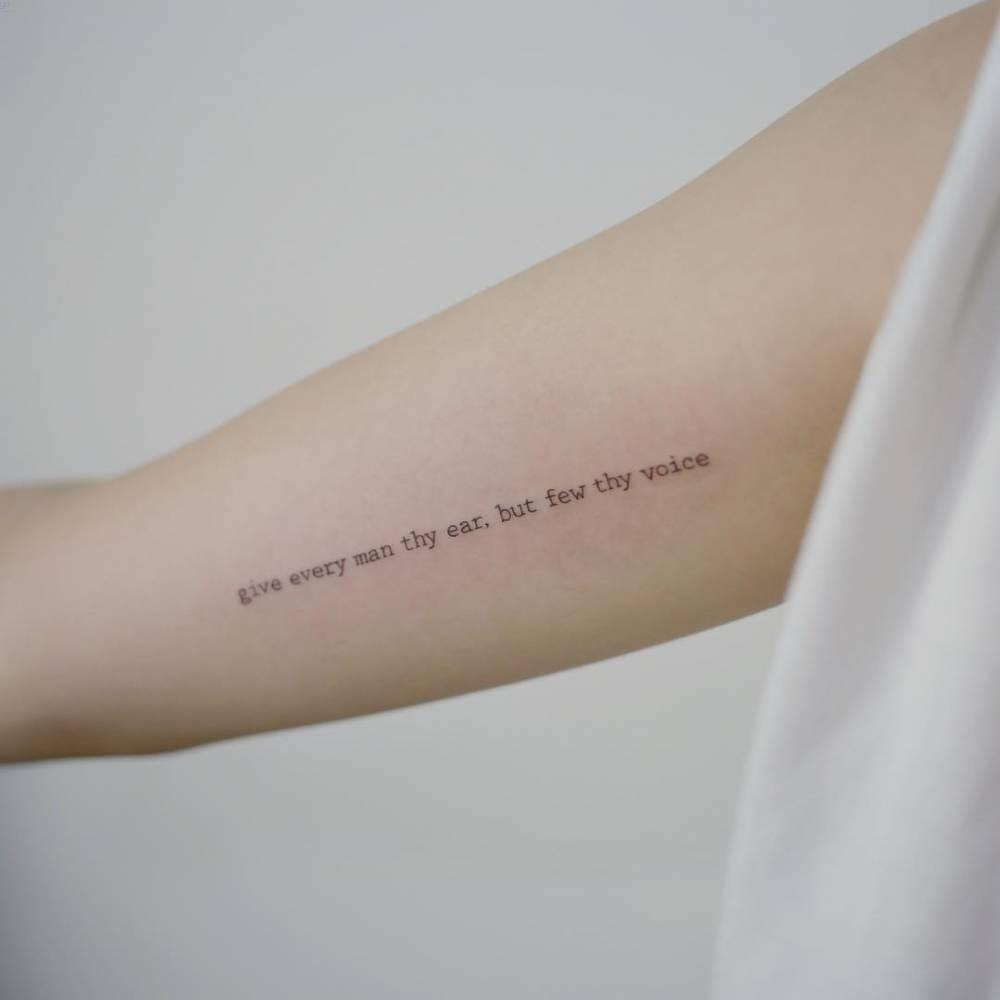 Tattoo slogan cool ngầu ở bắp tay