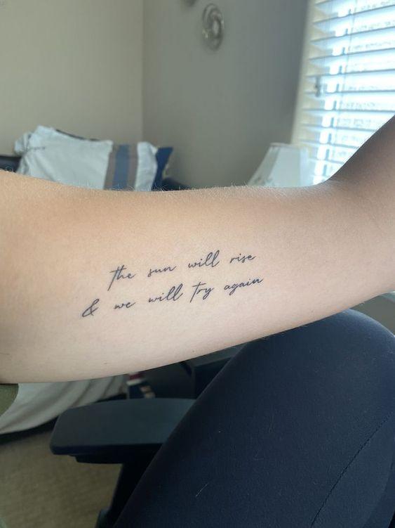 Tattoo chữ với ý nghĩa không bao giờ bỏ cuộc ở bắp tay