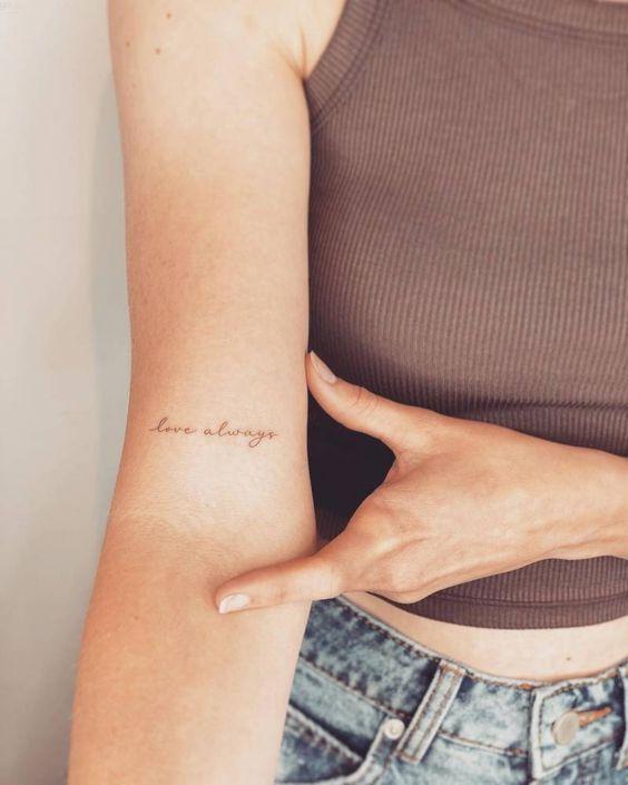 Tattoo chữ Love Always (luôn luôn yêu thương) ở bắp tay