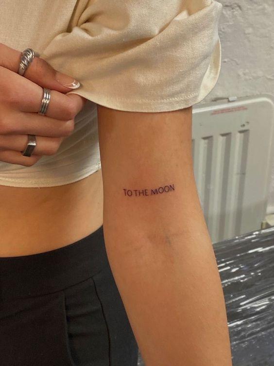 Tattoo với ý nghĩa tới mặt trăng ở bắp tay