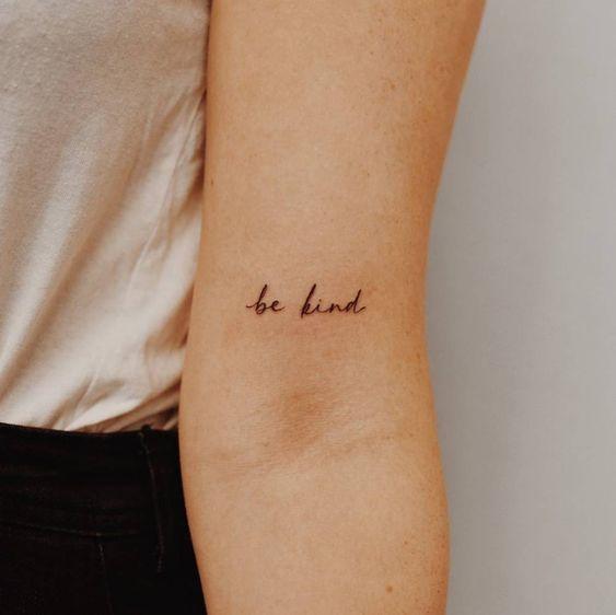 Tattoo chữ be kind (tốt bụng) ở bắp tay