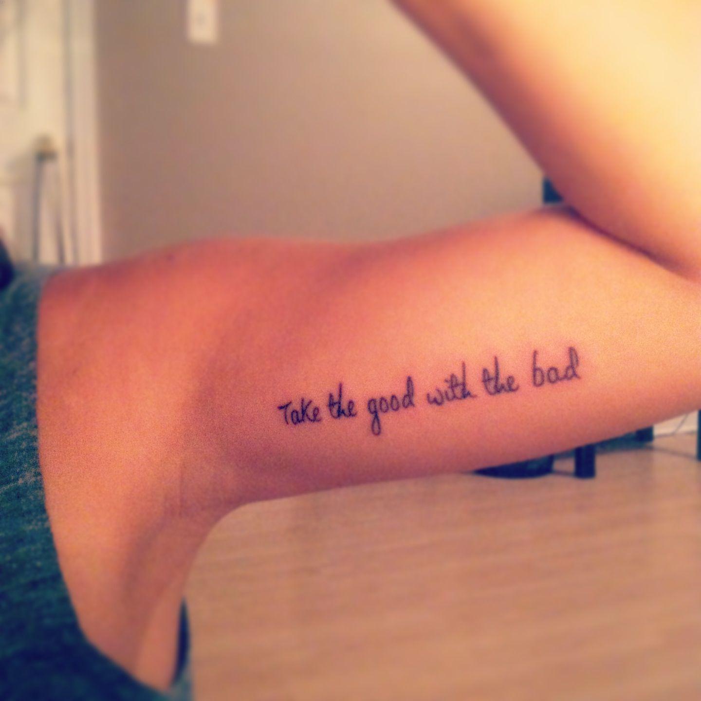 Tattoo chữ ở bắp tay với thông điệp ý nghĩa