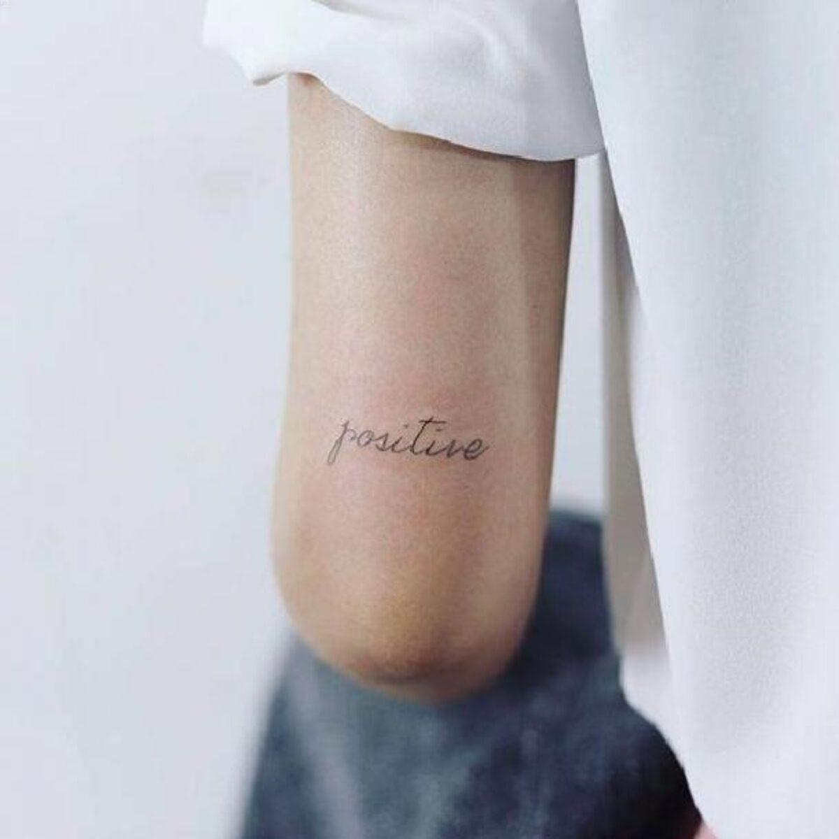 Hình xăm chữ Positive (tích cực) ở bắp tay
