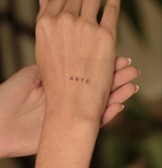 Tattoo hình chữ arte (nghệ thuật) ở bàn tay