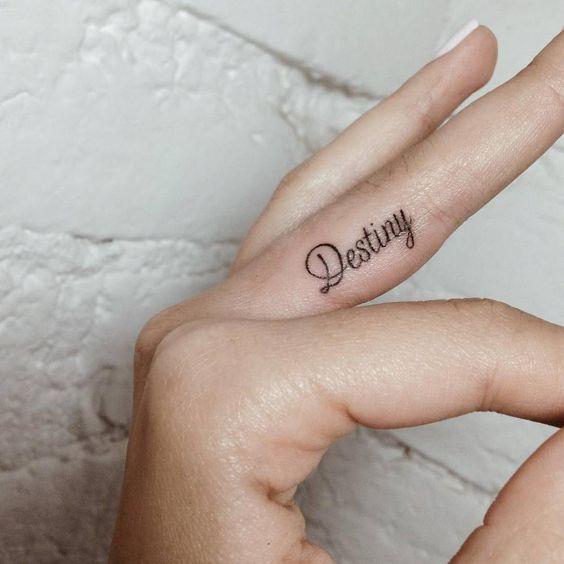 Hình xăm chữ Destiny (vận mệnh, số phận) ở ngón tay