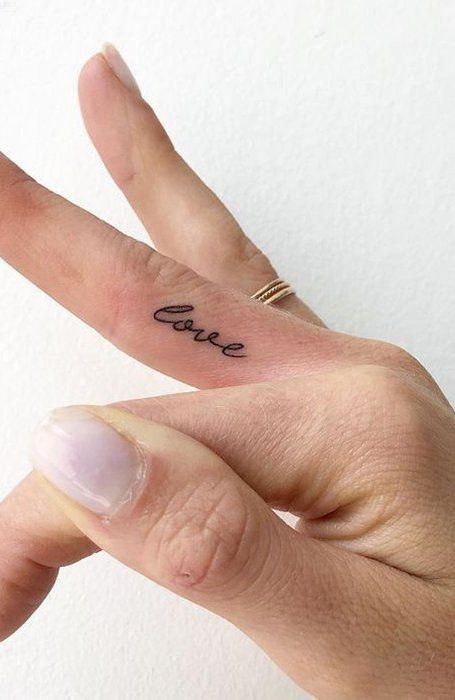 Hình xăm chữ love (tình yêu) ở ngón tay